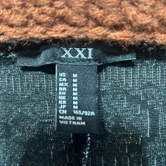 XXI Stretchy Scoop Neck 3/4 Sleeve Black and White Midi Dress - Picture 4 of 5